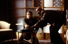 L-R: Tom Mullen (Mel Gibson), Agent Lonnie Hawkins (Delroy Lindo)