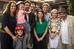 ARD Degeto OPA, LEDIG, JUNG, am Freitag (13.03.15) um 20:15 Uhr im ERSTEN. Kathie (Nike Fuhrman, li.), Finn (Moritz & Jonas Nitschke, li. unten), Zora (Laura & Tamara Graser, 2. v. li.), Werner (Steffen Groth, 3. v. li.), Sven (Stefan Sieweke, 4. v. l.), Cem (Murat Dikenci, 5. v. li.), Julia (Julia Hartmann, 4. v. re.), Bastian (Golo Euler, 3. v. re.),  Tine (Winnie B&ouml;we, 2. v. r.) und Holger (Alexander H&ouml;rbe, re.) haben einen guten Tag.