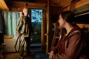 Sandra (Nora Bredefeldt, r.) und Kenneth (Amed Bozan, l.) diskutieren das weitere Vorgehen.