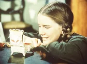 Laura Ingalls (Melissa Gilbert) ist von Nellie Olesons Spieluhr begeistert.