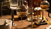 Etwa in der Mitte des 20. Jahrhunderts entschlüsseln Chemiker Zusammenhänge von Substanzen und treiben so die Industrialisierung entscheidend voran. Etwa in der Mitte des 20. Jahrhunderts entschlüsseln Chemiker Zusammenhänge von Substanzen und treiben so die Industrialisierung entscheidend voran.