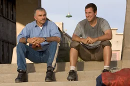 Der frischgebackene Football-Trainer Paul Crewe (Adam Sandler, r.) erh&auml;lt Unterst&uuml;tzung durch den gescheiterten Ex-Footballspieler Nate Scarborough (Burt Reynolds, l.).