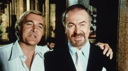 Caputo (Enzo Cannavale, l.); Elver Zakar (Adel Adham, r.)