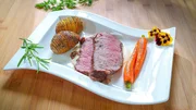 Rosa gebratenes Roastbeef mit Ofenkartoffeln und M&ouml;hrengem&uuml;se kocht Jens als Hauptgericht.