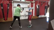 Carsten (li.) und Jean bereiten sich auf ihren anstehenden Boxkampf vor. Jung gegen Alt, Mittelgewicht gegen Schwergewicht. Trainer David (re.) nimmt die beiden Kampflustigen hart ran. Ob die Wette am Ende eine gute Idee war? Carsten (li.) und Jean bereiten sich auf ihren anstehenden Boxkampf vor. Jung gegen Alt, Mittelgewicht gegen Schwergewicht. Trainer David (re.) nimmt die beiden Kampflustigen hart ran. Ob die Wette am Ende eine gute Idee war?