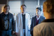 (4. Staffel) - Gehen wieder mehr oder weniger gemeinsam auf Mörderjagd: (v.l.n.r.) "der letzte Bulle" Mick Brisgau (Henning Baum), Gerichtsmediziner Roland Meisner (Robert Lohr) und der werdende Vater Andreas Kringge (Maximilian Grill) ...