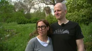 Verwilderte Beete, eine bröckelnde Steineinfassung und fehlende Struktur: Der Garten von Familie Lehmann braucht dringend eine Generalüberholung. Die Gartenprofis Nicole Johag und Frank Riese stellen sich der Herausforderung. Im Bild: Frau und Herr Lehmann