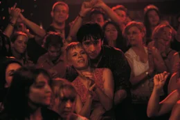 Die Beziehung von Laura (Iben Hjejle, Mitte l.) und Rob (John Cusack, Mitte r.) ist eine Berg - und Talfahrt ...