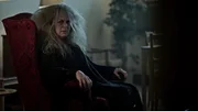 Eine alte Frau sitzt in einem Sessel