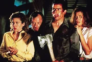 V.l.n.r.: Annie (Sarah Berry), Jake (Dan Hicks), Ash (Bruce Campbell) und Bobby Joe (Kassie Wesley) k&auml;mpfen verzweifelt um ihr Leben.