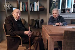 Das Ehepaar Lucien (Michel Robin, l.) und Colette (Anna Gaylor, r.) ist durch die H&ouml;henlage seiner Dachgeschosswohnung zun&auml;chst vor dem giftigen Nebel gesch&uuml;tzt und nimmt das Nachbarpaar Anna und Mathieu aus einem unteren Geschoss bei sich auf.
