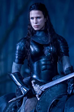 Zwischen allen St&uuml;hlen: Vampirin Sonja (Rhona Mitra) liebt einen Lycaner, der Krieg gegen ihren Vater und die gesamte Sippschaft f&uuml;hrt ...
