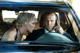 L-R: Lola (Kate Nauta) und Frank Martin (Jason Statham)