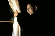 4. Voyeur oder Mephisto? Der "Mystery Man" (Robert Blake) scheint als einziger zu wissen, welches System hinter den bizarren Vorf&auml;llen steckt.