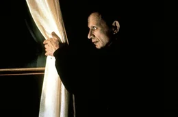 4. Voyeur oder Mephisto? Der "Mystery Man" (Robert Blake) scheint als einziger zu wissen, welches System hinter den bizarren Vorf&auml;llen steckt.