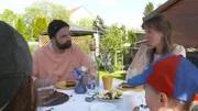 Reporter Tim Schroeder im Gespräch mit Madeleine Zegner, die ihre Kinder ohne Kindergarten großzieht.