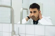 Dr. Ina Schulte (Isabell Gerschke) und Dr. Philipp Brentano (Thomas Koch) haben gerade erfahren, dass Sarah Marquardt und Philipps Frau Arzu mit einer Hochschwangeren im Fahrstuhl stecken geblieben sind.