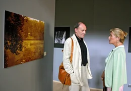 Durch ihren alten Freund Philipp (Michael Mendl) lernt Marianne (Jutta Speidel), sich den sch&ouml;nen Dingen des Lebens zu widmen.