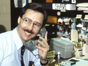 Ein Mann spricht am Telefon