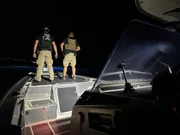 Zwei CBP-Agenten stehen am Rand eines Küstenabfangschiffs der Interceptor-Klasse in St. Thomas, USVI. (Lucky 8 TV)