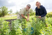 Letzter Stopp von Frank Buchholz ist der Permakulturgarten "&Uacute;s H&ocirc;f" in Sibrandabuorren. - Frank Buchholz (re.) mit Michel Pauluis (li.).