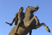 Alexanders Pferd Bukephalos ist Teil seines Mythos. Alexander der Große wird deshalb auf vielen Denkmälern mit diesem Pferd dargestellt.