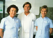 2. Staffel: Dr. Stefan Frank (Sigmar Solbach) mit Oberschwester Charlotte (Barbara Schroth, li.) und Schwester Petra (Annette du Moulin)