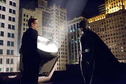 Der Cop Jim Gordon (Gary Oldman, l.) will mit Batman (Christian Bale, r.) kooperieren, doch kann die Fledermaus ihm vertrauen?; Der Cop Jim Gordon (Gary Oldman, l.) will mit Batman (Christian Bale, r.) kooperieren, doch kann die Fledermaus ihm vertrauen?