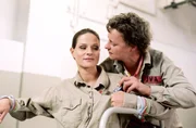 Mel (Sigrid M. Schnückel, re.) nimmt der gefesselten Natascha (Susann Uplegger) das Handy ab, um Schiller anzurufen. Doch trotz ihrer Lage ist Natascha immer noch eiskalt...