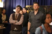 Weil Professor Duncan (John Oliver, l.) Britta rumkriegen will, rät ihm Jeff (Joel McHale, r.) wohltätig zu denken ... Weil Professor Duncan (John Oliver, l.) Britta rumkriegen will, rät ihm Jeff (Joel McHale, r.) wohltätig zu denken ...