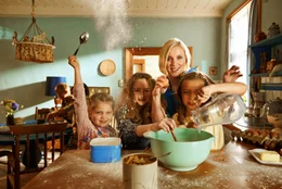 Kuchenbacken auf dem Martinshof: Lynnie (Helena Pieske, l.), Jessie (Deborah Mary Schneidermann, 2.v.l.), Susanne Martin (Winnie B&ouml;we, 2.v.r.) und Charlotte (Lene Oderich, r.).
