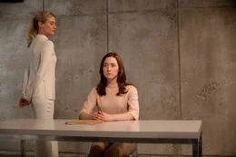 Die Sucherin (Diane Kruger, l.) hat Melanie (Saoirse Ronan, r.) gefasst.