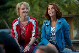 Bibi (Lina Larissa Strahl, l.) und Tina (Lisa-Marie Koroll, r.) verlieren auch im gr&ouml;&szlig;ten Chaos nie ihren Optimismus.