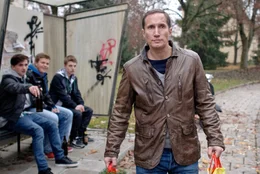 In seinem neuen Viertel wird Frank (Benno F&uuml;rmann) von den Halbstarken Viktor (Benedikt H&ouml;sl, li.), Maxim (Ferdinand Hofer, 2.v.l.) und Ken (Louis Merki) provoziert.