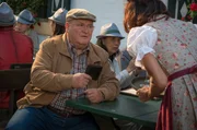 Kr&uuml;ger (Horst Krause) und Poldi wollen Infos &uuml;ber Karins Verlobten Hansi herausfinden und versuchen seine Ex-Frau Rosie Strasser (Andrea Eckert) auszufragen.