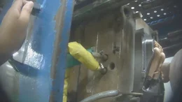 Undercover-Aufnahme in einer Mattel-Fabrik