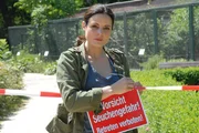 Dr. Susanne Mertens (Elisabeth Lanz) handelt schnell und zielstrebig. Um Zoobesucher zu sch&uuml;tzen, sperrt sie gro&szlig;e Teile des Zoos ab.