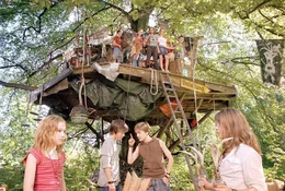 Gro&szlig;e Aufregung: Die Wilden H&uuml;hner haben herausgefunden, dass das Baumhaus der Pygm&auml;en abgerissen wird. Unten v.l.n.r.: Sprotte (Michelle von Treuberg), Fred (Jeremy Mockridge), Willi (Vincent Redetzki), Frieda (Zsa Zsa Inci B&uuml;rkle)