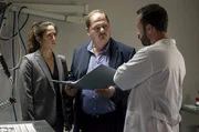 Silva (Jürgen Tarrach, li.) und Marcia (Vidina Popov) bekommen von einem Pathologen (Tiago Fernandes) einen wichtigen Hinweis. Silva (Jürgen Tarrach, li.) und Marcia (Vidina Popov) bekommen von einem Pathologen (Tiago Fernandes) einen wichtigen Hinweis.