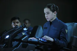 L&auml;sst sich durch nichts und niemandem aus der Ruhe bringen und k&auml;mpft immer an der Seite von Ender: Petra (Hailee Steinfeld, r.) ...
