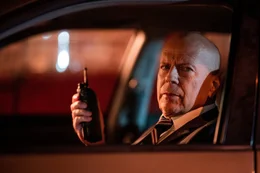 Mit einem Funkger&auml;t in der Hand wartet FBI-Agent Karl Helter (Bruce Willis) im Auto auf Nachrichten seiner ermittelnden Kollegin Rebecca Lombardi.