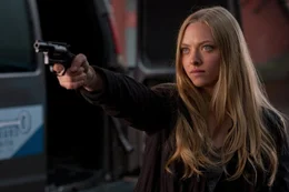 Da die Polizei ihr nicht hilft, will sie sich alleine und bewaffnet auf die Suche nach ihrer verschwundenen Schwester machen: Jill (Amanda Seyfried).