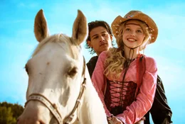 Zu zweit auf einem Pferd: Bibi (Lina Larissa Strahl) und Tarik (Emilio Moutaoukkil) genie&szlig;en ihr Gl&uuml;ck.