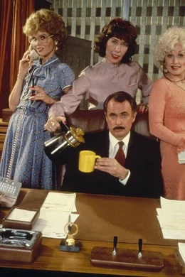 Der Alltag der B&uuml;roangestellten Judy Bernly (Jane Fonda, l.), Violet Newstead (Lily Tomlin, hinten M.) und Doralee Rhodes (Dolly Parton, r.) k&ouml;nnte so angenehm sein, w&auml;re da nicht ihr Chef Franklin M. Hart jr. (Dabney Coleman, vorne M.) ...