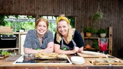 Ronja (li.) und Zora Klipp, Schwestern, backen heute Sesamkringel: Eine Leibspeise von Ronja.