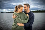 Juna (Hanna Mall) trifft während des Aufenthalts bei ihrem Onkel Nils auch auf Emil (Marc Barthel), ihren engsten Freund aus Kindheitstagen. Juna (Hanna Mall) trifft während des Aufenthalts bei ihrem Onkel Nils auch auf Emil (Marc Barthel), ihren engsten Freund aus Kindheitstagen.