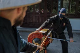 Sie bewegten sich blitzschnell und unentdeckt im Schatten. Ninjas wurden lange &uuml;bermenschliche F&auml;higkeiten zugesprochen.