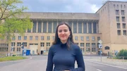 Narges vor dem Flughafen Tempelhof.