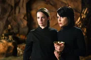 Phoebe (Alyssa Milano, r.), Piper (Holly Marie Combs, l.) sind gezwungen, einen goldenen Kelch aus einem Museum zu stehlen, um Paige zu helfen ...