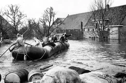 3. Februar 1953: Gro&szlig;e Flutkatastrophe in Holland - hier der Ort Gravendeel. Boote fahren zu den H&auml;usern, um m&ouml;gliche &Uuml;berlebende zu retten.